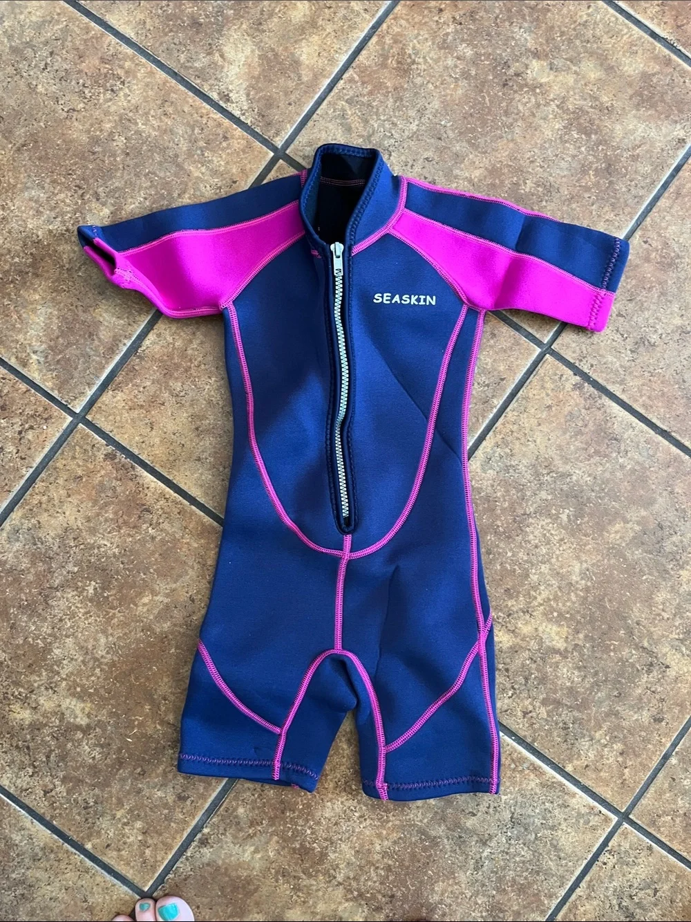 Seaskin Kids Navy and Hot Pink Short Sleeve Rashguard Wetsuit Size 2